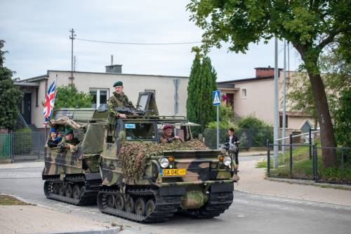 Uczestnicy podczas inscenizacji i wydarzenia. Jadą wozem bojowym.